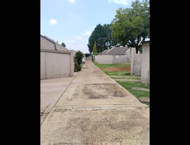 2 BEDROOM TOWNHOUSE FOR SALE IN MEYERTON CENTRAL